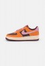 Nike Sportswear WMNS AIR FORCE 1 07 ESO Sneaker low magma orange/elemental pink/burgundy crush/pearl white WMNS AIR FORCE 1 07 ESO Низкие кроссовки женские Оранжевая магма/розовый элемент/бордовый сокрушительный/жемчужно-белый