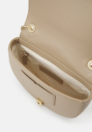 Tommy Hilfiger CHIC SADDLE BAG Across body bag beige CHIC SADDLE BAG Сумка через плечо бежевый