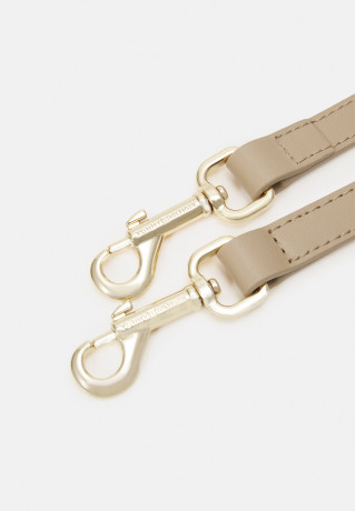 Tommy Hilfiger CHIC SADDLE BAG Across body bag beige CHIC SADDLE BAG Сумка через плечо бежевый