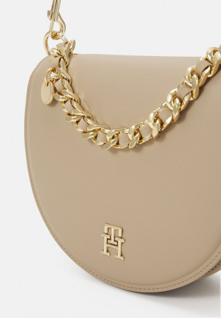 Tommy Hilfiger CHIC SADDLE BAG Across body bag beige CHIC SADDLE BAG Сумка через плечо бежевый