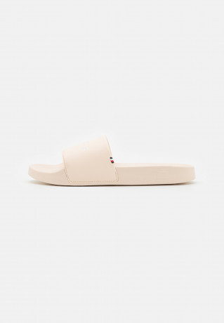 Tommy Hilfiger FEMININE SEASONAL SLIDE Mules sugarcane ЖЕНСКИЕ СЕЗОННЫЕ СЛАЙДЫ Мюли сахарный тростник