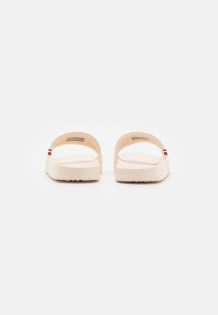 Tommy Hilfiger FEMININE SEASONAL SLIDE Mules sugarcane ЖЕНСКИЕ СЕЗОННЫЕ СЛАЙДЫ Мюли сахарный тростник