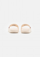 Tommy Hilfiger FEMININE SEASONAL SLIDE Mules sugarcane ЖЕНСКИЕ СЕЗОННЫЕ СЛАЙДЫ Мюли сахарный тростник