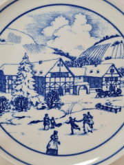 Сервировочная тарелка винтажная Hutschenreuther в бело-синих тонах "Зимний день", 20 x 2,5 см, Германия, 1960-70гг.