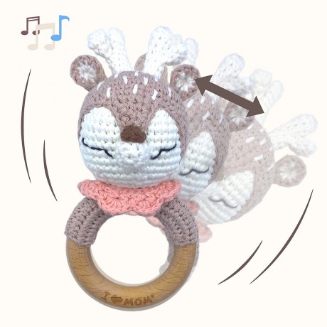 Angels Baby Gehakelte Babyrassel aus Baumwolle mit Beissring aus Holz in niedlichem Tiermotiv Вязаная крючком детская погремушка из хлопка с деревянным колечком для прорезывания зубов в милом зверином мотиве.