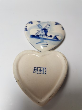 Шкатулка винтажная с амулетом Delft / K&S, фарфор, 8 х 8 см, амулет с цепочкой, Нидерланды, 1970 год.