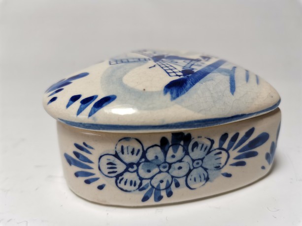 Шкатулка винтажная с амулетом Delft / K&S, фарфор, 8 х 8 см, амулет с цепочкой, Нидерланды, 1970 год.