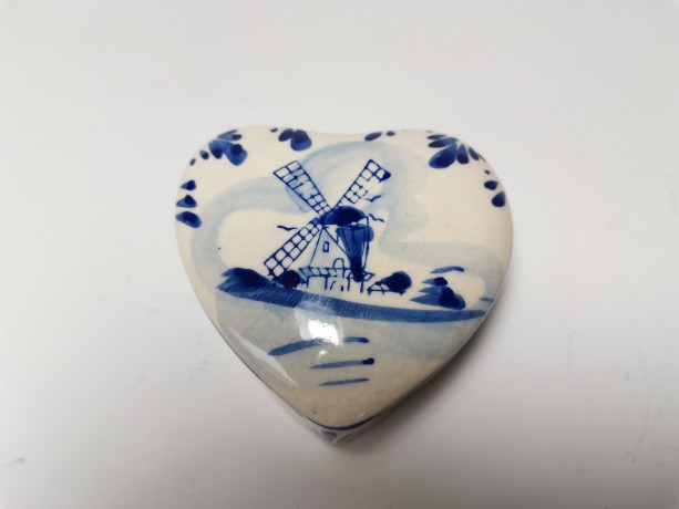 Шкатулка винтажная с амулетом Delft / K&S, фарфор, 8 х 8 см, амулет с цепочкой, Нидерланды, 1970 год.