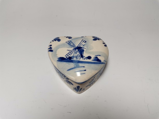 Шкатулка винтажная с амулетом Delft / K&S, фарфор, 8 х 8 см, амулет с цепочкой, Нидерланды, 1970 год.