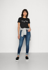 Tommy Hilfiger HERITAGE CREW NECK GRAPHIC TEE Print T-shirt masters black ФУТБОЛКА HERITAGE С КРУГЛЫМ ВЫРЕЗОМ С ГРАФИКОЙ Футболка с принтом мастер черный