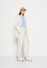 Tommy Hilfiger TAPERED PANT Trousers weathered white ЗАЖИМНЫЕ БРЮКИ Брюки выветрившийся белый