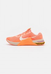 Nike Performance METCON 7 Sneaker low crimson bliss/sail/total orange/pearl white/goldtone/plum fog METCON 7 кроссовки женские низкие crimson bliss/парус/total оранжевый/жемчужно-белый/золотистый/сливовый туман