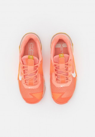 Nike Performance METCON 7 Sneaker low crimson bliss/sail/total orange/pearl white/goldtone/plum fog METCON 7 кроссовки женские низкие crimson bliss/парус/total оранжевый/жемчужно-белый/золотистый/сливовый туман