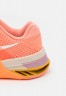 Nike Performance METCON 7 Sneaker low crimson bliss/sail/total orange/pearl white/goldtone/plum fog METCON 7 кроссовки женские низкие crimson bliss/парус/total оранжевый/жемчужно-белый/золотистый/сливовый туман