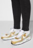 Nike Sportswear AIR MAX 90 SE Sneaker low white/metallic gold/metallic silver/black/habanero red AIR MAX 90 SE Низкие кроссовки женские белый/золотой металлик/серебристый металлик/черный/красный хабанеро