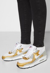 Nike Sportswear AIR MAX 90 SE Sneaker low white/metallic gold/metallic silver/black/habanero red AIR MAX 90 SE Низкие кроссовки женские белый/золотой металлик/серебристый металлик/черный/красный хабанеро