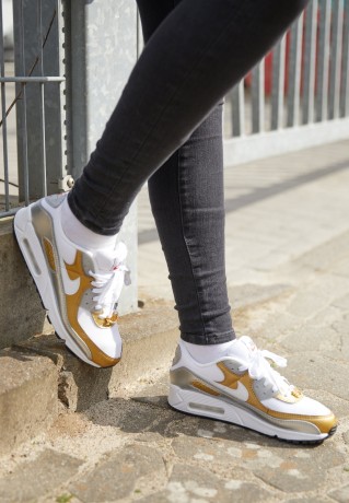 Nike Sportswear AIR MAX 90 SE Sneaker low white/metallic gold/metallic silver/black/habanero red AIR MAX 90 SE Низкие кроссовки женские белый/золотой металлик/серебристый металлик/черный/красный хабанеро