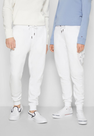 Tommy Hilfiger ROUNDALL GRAPHIC SWEATPANT UNISEX Tracksuit bottoms white СПОРТИВНЫЕ БРЮКИ ROUNDALL GRAPHIC UNISEX Спортивные штаны белый