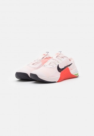 Nike Performance METCON 7 Sneaker low light soft pink/cave purple/magic ember/lime ice/iris whisper METCON 7 кроссовки женские низкие светло-розовый/пещерный фиолетовый/магический уголь/лаймовый лед/ирисовый шепот