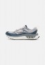 Nike Sportswear W AIR MAX BLISS Sneaker low light iron ore/metallic silver/cool grey/armory navy/wolf grey/lemon wash W AIR MAX BLISS Низкие кроссовки женские светлая железная руда/серебристый металлик/холодный серый/оружейный темно-синий/серый волк/выбел