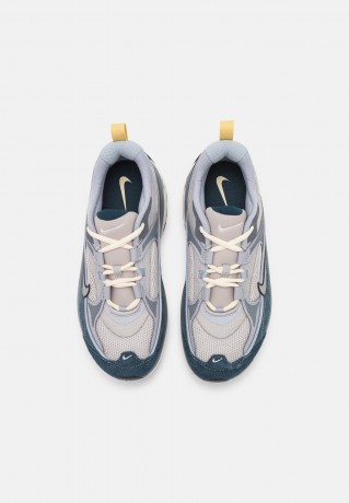 Nike Sportswear W AIR MAX BLISS Sneaker low light iron ore/metallic silver/cool grey/armory navy/wolf grey/lemon wash W AIR MAX BLISS Низкие кроссовки женские светлая железная руда/серебристый металлик/холодный серый/оружейный темно-синий/серый волк/выбел