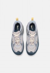 Nike Sportswear W AIR MAX BLISS Sneaker low light iron ore/metallic silver/cool grey/armory navy/wolf grey/lemon wash W AIR MAX BLISS Низкие кроссовки женские светлая железная руда/серебристый металлик/холодный серый/оружейный темно-синий/серый волк/выбел