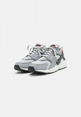 Nike Sportswear AIR HUARACHE GEL UNISEX Sneaker low grey fog/team orange/sail/light smoke grey AIR HUARACHE GEL UNISEX Низкие кроссовки женские серый туман/командно-оранжевый/парус/светлый дымчато-серый