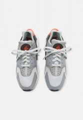 Nike Sportswear AIR HUARACHE GEL UNISEX Sneaker low grey fog/team orange/sail/light smoke grey AIR HUARACHE GEL UNISEX Низкие кроссовки женские серый туман/командно-оранжевый/парус/светлый дымчато-серый