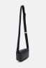 Tommy Hilfiger ICONIC TOMMY CAMERA BAG Across body bag black ICONIC TOMMY CAMERA BAG Сумка через плечо черный