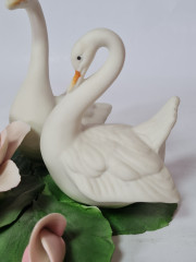 Фигурка винтажная Capodimonte &quot;Два лебедя с цветком&quot;, бисквитный фарфор, 17 х 16 см, Италия, 1960-70гг.