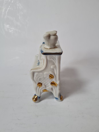 Винтажная фарфоровая фигурка пианино с позолотой в стиле барокко, 8 x 7,5см, Германия, 1960г.