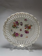 Фруктовница винтажная большая Schumann, вырубной фарфор с мейсенскими букетами и позолотой, ручная роспись, 23 см, Германия, 1970 год.