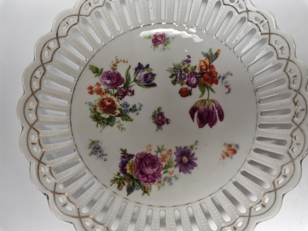 Фруктовница винтажная большая Schumann, вырубной фарфор с мейсенскими букетами и позолотой, ручная роспись, 23 см, Германия, 1970 год.