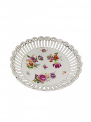 Фруктовница винтажная большая Schumann, вырубной фарфор с мейсенскими букетами и позолотой, ручная роспись, 23 см, Германия, 1970 год.