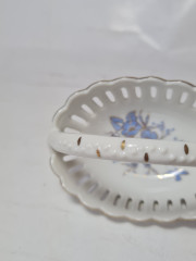 Reutter Белая фарфоровая корзинка с резным узором и сине-золотым цветочным орнаментом, 8,5 x 7 см, Германия, 1970-80гг.