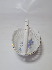 Reutter Белая фарфоровая корзинка с резным узором и сине-золотым цветочным орнаментом, 8,5 x 7 см, Германия, 1970-80гг.