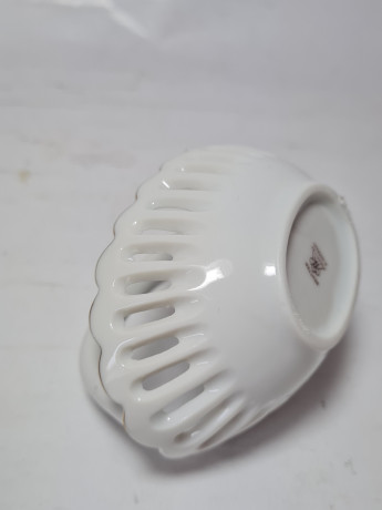 Reutter Белая фарфоровая корзинка с резным узором и сине-золотым цветочным орнаментом, 8,5 x 7 см, Германия, 1970-80гг.