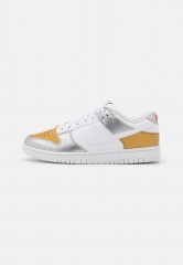Nike Sportswear DUNK SE ARLM 2 Sneaker low gold/white/silver/university red DUNK SE ARLM 2 Низкие кроссовки женские золотой/белый/серебристый/университетский красный