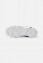 Nike Sportswear DUNK SE ARLM 2 Sneaker low gold/white/silver/university red DUNK SE ARLM 2 Низкие кроссовки женские золотой/белый/серебристый/университетский красный