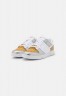 Nike Sportswear DUNK SE ARLM 2 Sneaker low gold/white/silver/university red DUNK SE ARLM 2 Низкие кроссовки женские золотой/белый/серебристый/университетский красный