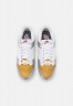 Nike Sportswear DUNK SE ARLM 2 Sneaker low gold/white/silver/university red DUNK SE ARLM 2 Низкие кроссовки женские золотой/белый/серебристый/университетский красный
