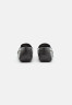 Tommy Hilfiger ESSENTIAL CHIC MOCASSIN Moccasins black ESSENTIAL CHIC MOCASSIN Мокасины черный