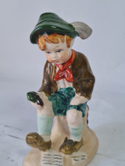 Статуэтка винтажная Sitzendorf &quot;Мальчик на пеньке с бельчонком&quot;, фарфор, 13 см, Германия, 1960-70гг.