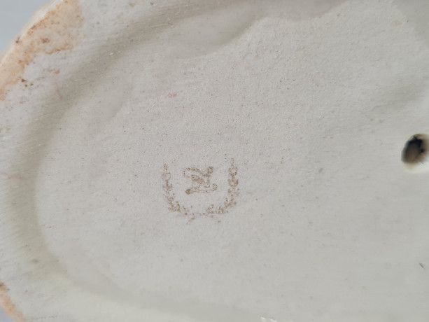 Статуэтка винтажная Sitzendorf "Мальчик на пеньке с бельчонком", фарфор, 13 см, Германия, 1960-70гг.