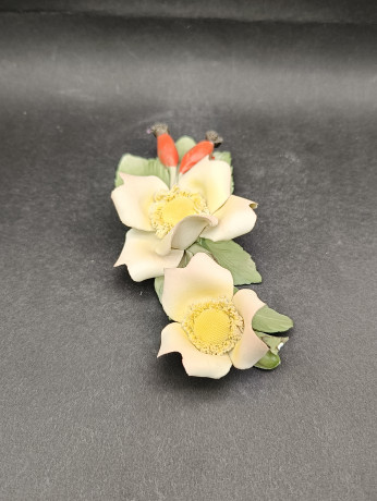 Статуэтка винтажная The Franklin Mint "Роза "Alba" с бутонам и листьями", бисквитный фарфор, роспись, 16 х 5 см, Италия, 1985 год.