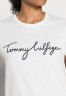 Tommy Hilfiger HERITAGE CREW NECK GRAPHIC TEE Print T-shirt classic white ФУТБОЛКА HERITAGE С КРУГЛЫМ ВЫРЕЗОМ С ГРАФИКОЙ Футболка с принтом классический белый