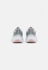 Nike Performance WINFLO 8 PRM Sneaker low grey fog/barely rose/pale coral/metallic pewter/pink oxford/white WINFLO 8 PRM кроссовки женские низкие серо-туманный/бледно-розовый/бледно-коралловый/металлик оловянный/розовый оксфорд/белый