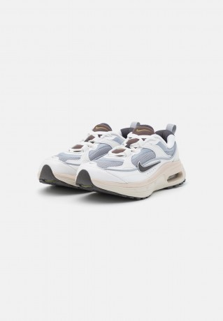 Nike Sportswear AIR MAX BLISS Sneaker low wolf grey/med ash/summit white/orewood brown/pilgrim/metallic silver AIR MAX BLISS Низкие кроссовки женские wolf grey/med ash/summit white/orewood brown/пилигрим/серебристый металлик