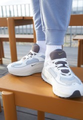 Nike Sportswear AIR MAX BLISS Sneaker low wolf grey/med ash/summit white/orewood brown/pilgrim/metallic silver AIR MAX BLISS Низкие кроссовки женские wolf grey/med ash/summit white/orewood brown/пилигрим/серебристый металлик