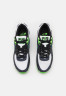 Nike Sportswear AIR MAX 90 SE UNISEX Sneaker low black/obsidian/scream green/summit white/metallic silver AIR MAX 90 SE UNISEX Низкие кроссовки женские черный/обсидиан/кричаще-зеленый/белоснежный/серебристый металлик